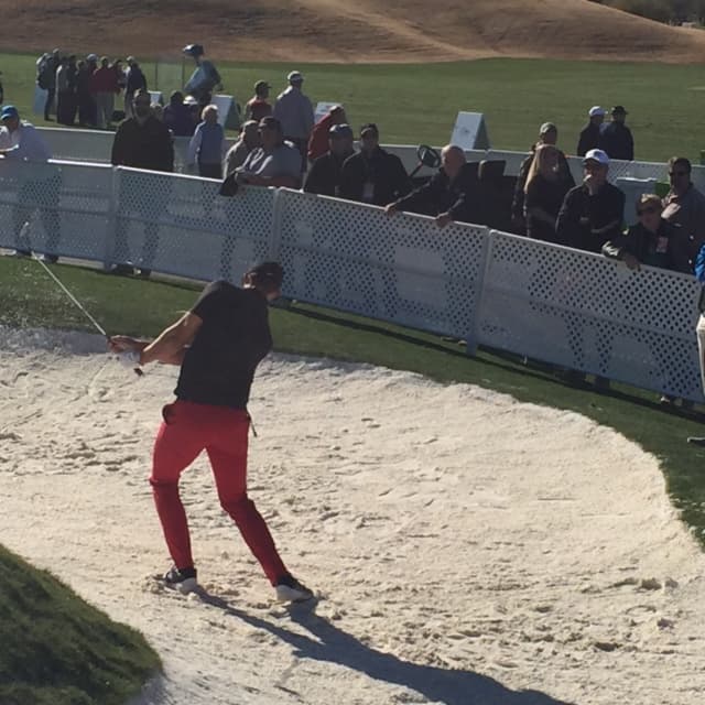 Miles de fanáticos disfrutan de los mejores jugadores de golf, y de mucho entretenimiento en el Phoenix Open.