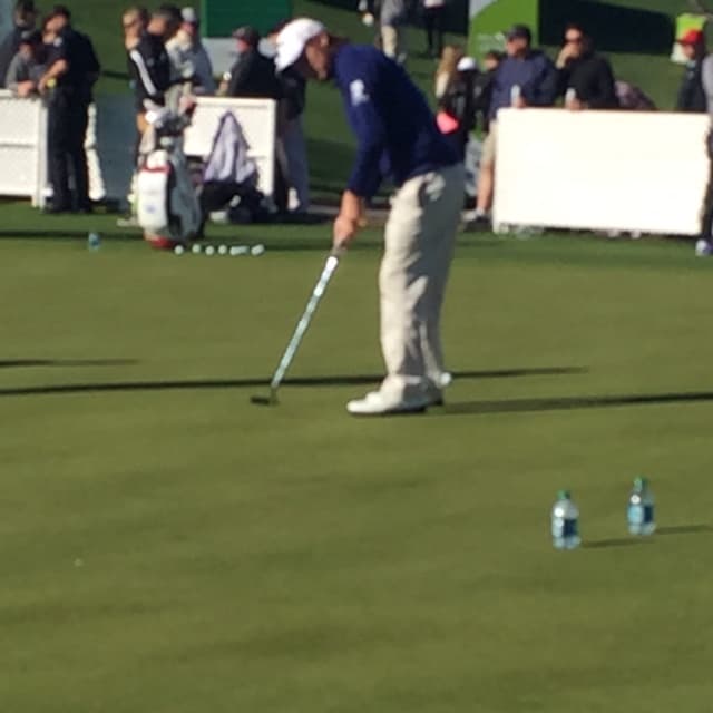 Miles de fanáticos disfrutan de los mejores jugadores de golf, y de mucho entretenimiento en el Phoenix Open.