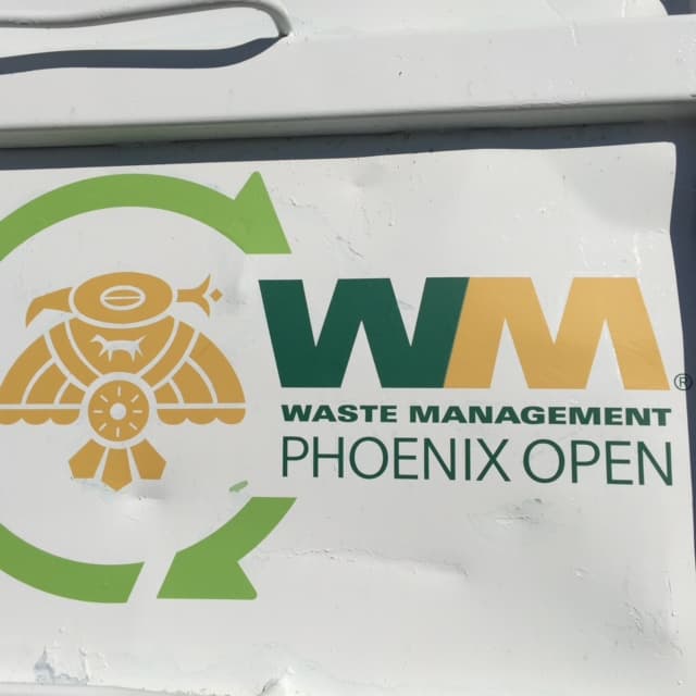 Miles de fanáticos disfrutan de los mejores jugadores de golf, y de mucho entretenimiento en el Phoenix Open.