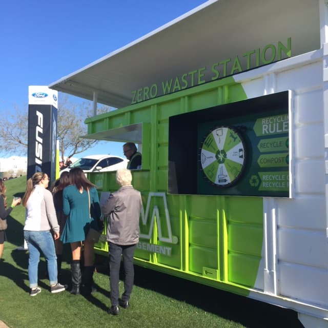 Miles de fanáticos disfrutan de los mejores jugadores de golf, y de mucho entretenimiento en el Phoenix Open.