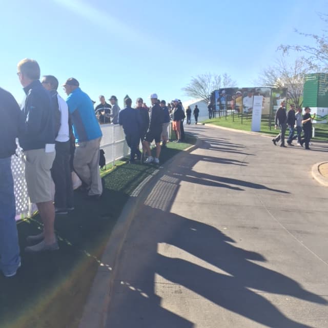 Miles de fanáticos disfrutan de los mejores jugadores de golf, y de mucho entretenimiento en el Phoenix Open.