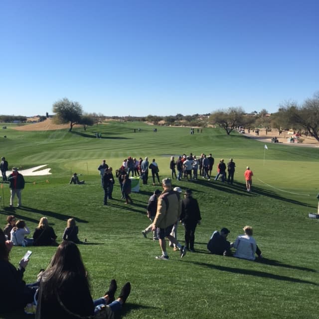 Miles de fanáticos disfrutan de los mejores jugadores de golf, y de mucho entretenimiento en el Phoenix Open.