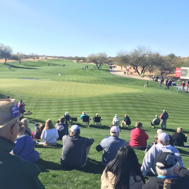 Miles de fanáticos disfrutan de los mejores jugadores de golf, y de mucho entretenimiento en el Phoenix Open.