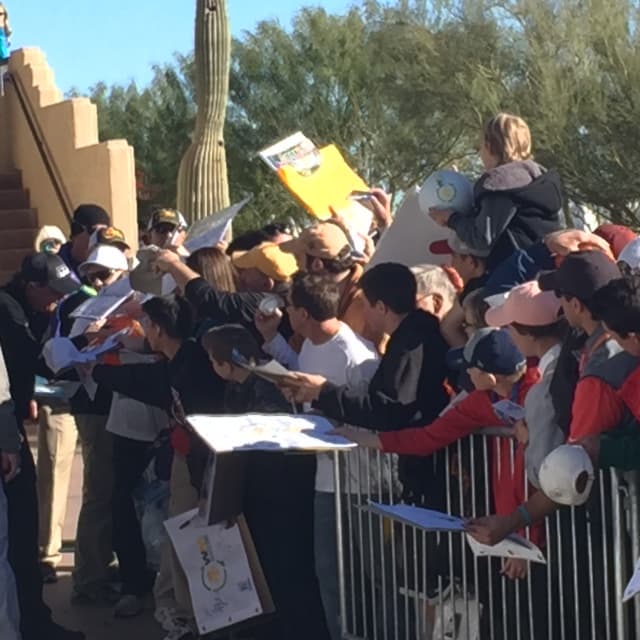 Miles de fanáticos disfrutan de los mejores jugadores de golf, y de mucho entretenimiento en el Phoenix Open.