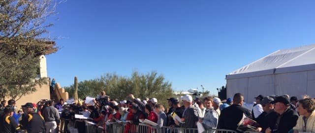 Miles de fanáticos disfrutan de los mejores jugadores de golf, y de mucho entretenimiento en el Phoenix Open.