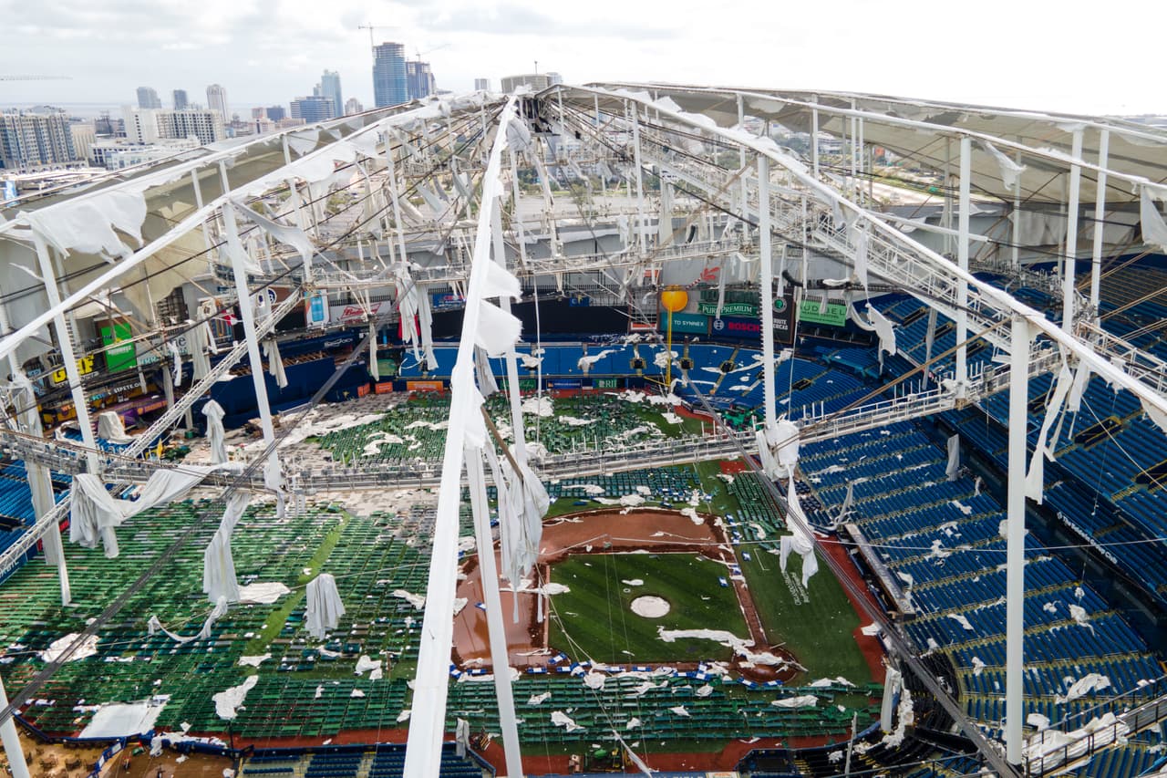Así quedó el techo del
<i>Tropicana Field</i> luego de que el
<a href="https://www.univision.com/noticias/meteorologia/devastacion-muertes-y-escasez-de-combustible-el-saldo-del-huracan-milton-florida">huracán Milton azotara la zona de St. Petersburg, Florida, en una foto del 10 de octubre de 2024.</a> Los vientos de Milton alcanzaron las 182 millas por hora, lo que lo hizo en uno de los huracanes más fuertes registrados en el golfo de México. El único mayor fue Rita en 2005.