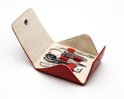 Este set de manicura es ideal para viajar: ocupa el mínimo espacio y tiene todo lo necesario para un retoque de emergencia. Es de la tienda 
<b><a href="http://www.usefulthings.com/">Useful Things</a></b>. | 
<a href="http://www.usefulthings.com/shop/red-leather-manicure-set.html">Red Leather Manicure Set</a> $29.95 dólares.