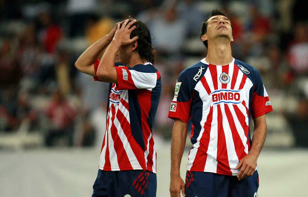 La gripe A/H1N1 desató el pánico a nivel mundial y eso afectó al fútbol mexicano ya que tanto Chivas y San Luis, equipos que representaban a México en la Copa Libertadores del 2009 sufrieron un tipo de discriminación por parte de la Conmebol debido a que Sao Paulo y Nacional no quisieron jugar en territorio azteca para no contagiarse por lo que los mexicanos tuvieron que hacerse a un lado del torneo.
