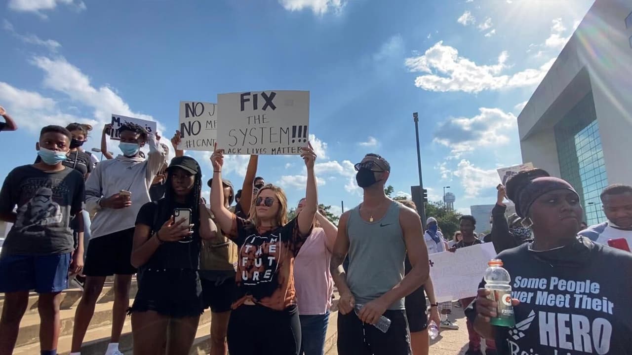 Los manifestantes se apostaron en la explanada del ayuntamiento de Dallas como parte de los eventos masivos a lo largo del país por la muerte de George Floyd a manos de un policía blanco en Minneapolis, Minnesota.