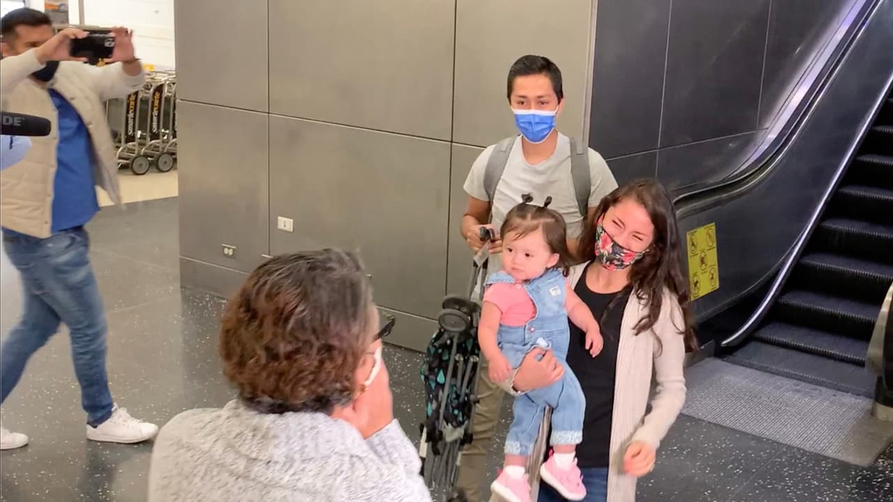 <a href="https://www.univision.com/local/houston-kxln/dreamer-karumi-reyes-visa-eeuu-mexico-daca-houston">Karumi</a> estaba feliz de ver nuevo a su mamá.