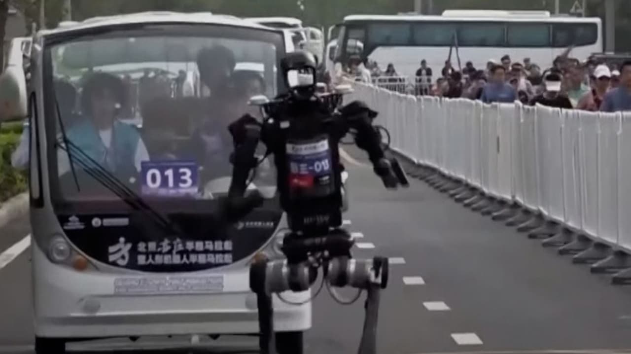 Robot humanoide rompe récord humano y gana media maratón en Pekín