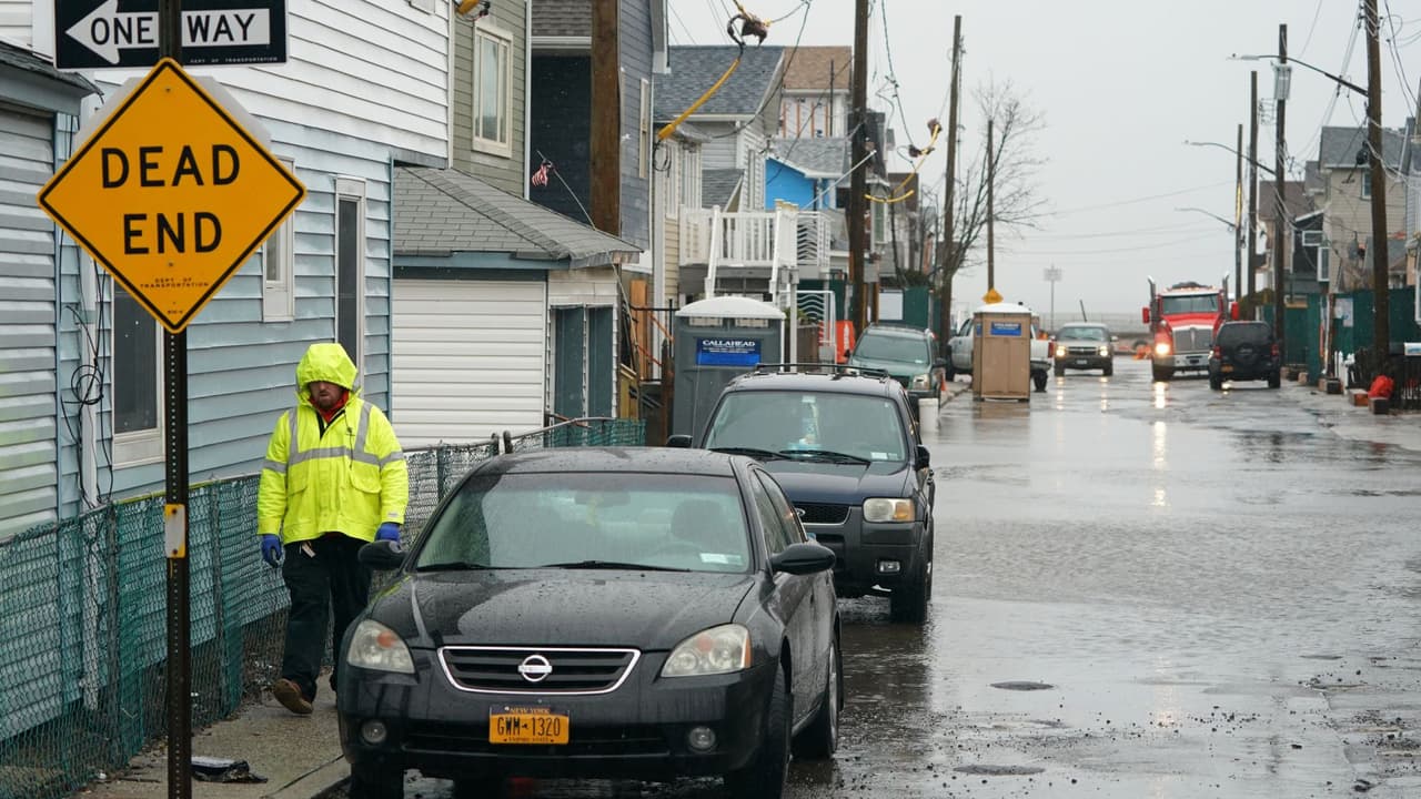 En caso de ser sorprendido por los vientos fuertes en el exterior, cubrirse al lado de un edificio o debajo de un refugio.