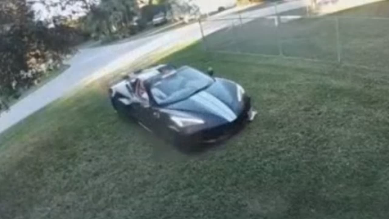 En video: Un Corvette a toda velocidad se sale de la vía y se estrella contra una casa