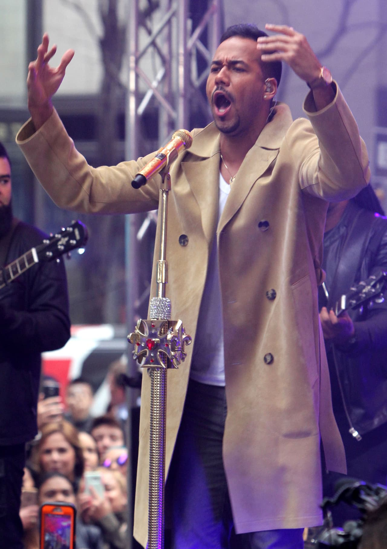 Abrir la boca muy grande es otra de las cosas que a Romeo le fascina hacer.