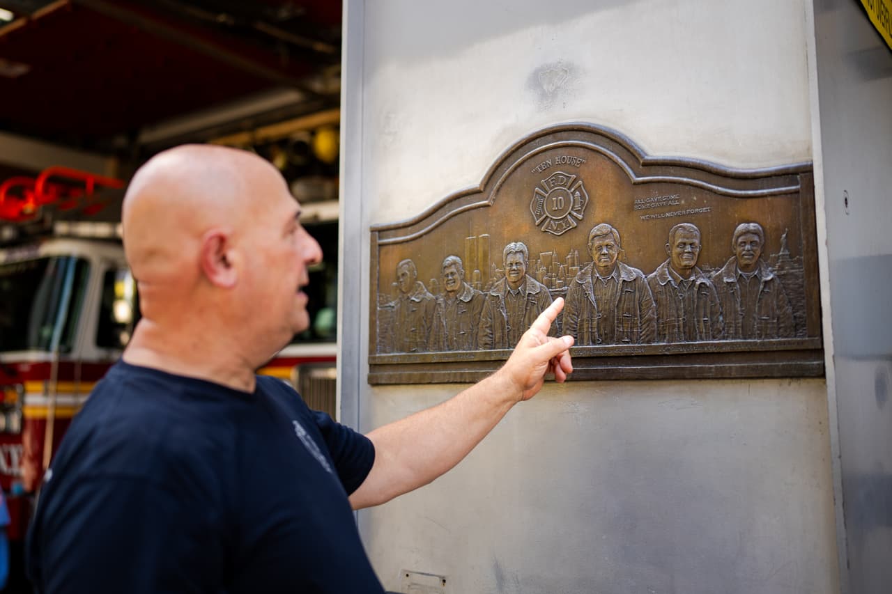A sus 65 años, el bombero Argano no considera retirarse. Uno a uno describe a los colegas que perdieron sus vidas el 11 de septiembre de 2001.