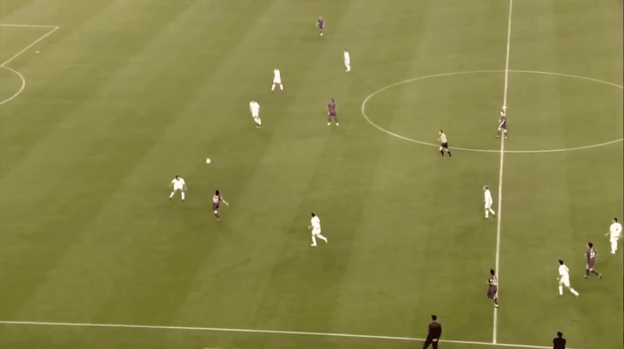 <b>Pase complicado</b>
<br>No fue el mejor pase, pero el ‘30’ fue a buscar la pelota contra el defensor.