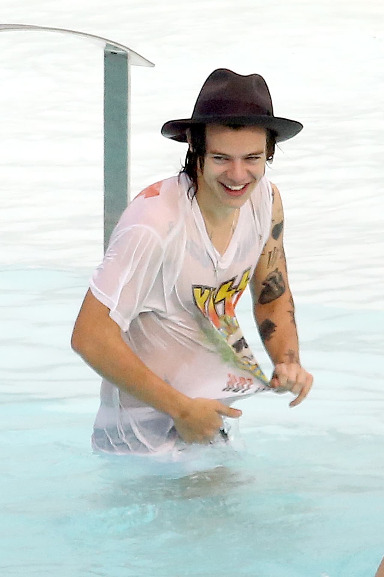 Incluso no le importa meterse con todo y su 'look' playero. ¡Qué 'cool'!