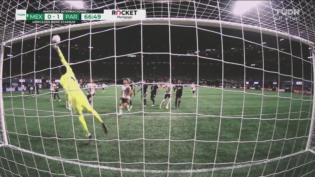 ¡En el Puebla no lo traen tan movido! Silva evita el gol de Luis Chávez