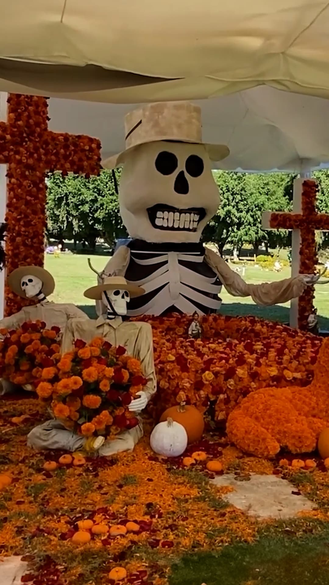 Así luce la tumba del narcotraficante 'El Mencho' con motivo del Día de Muertos en un cementerio de México