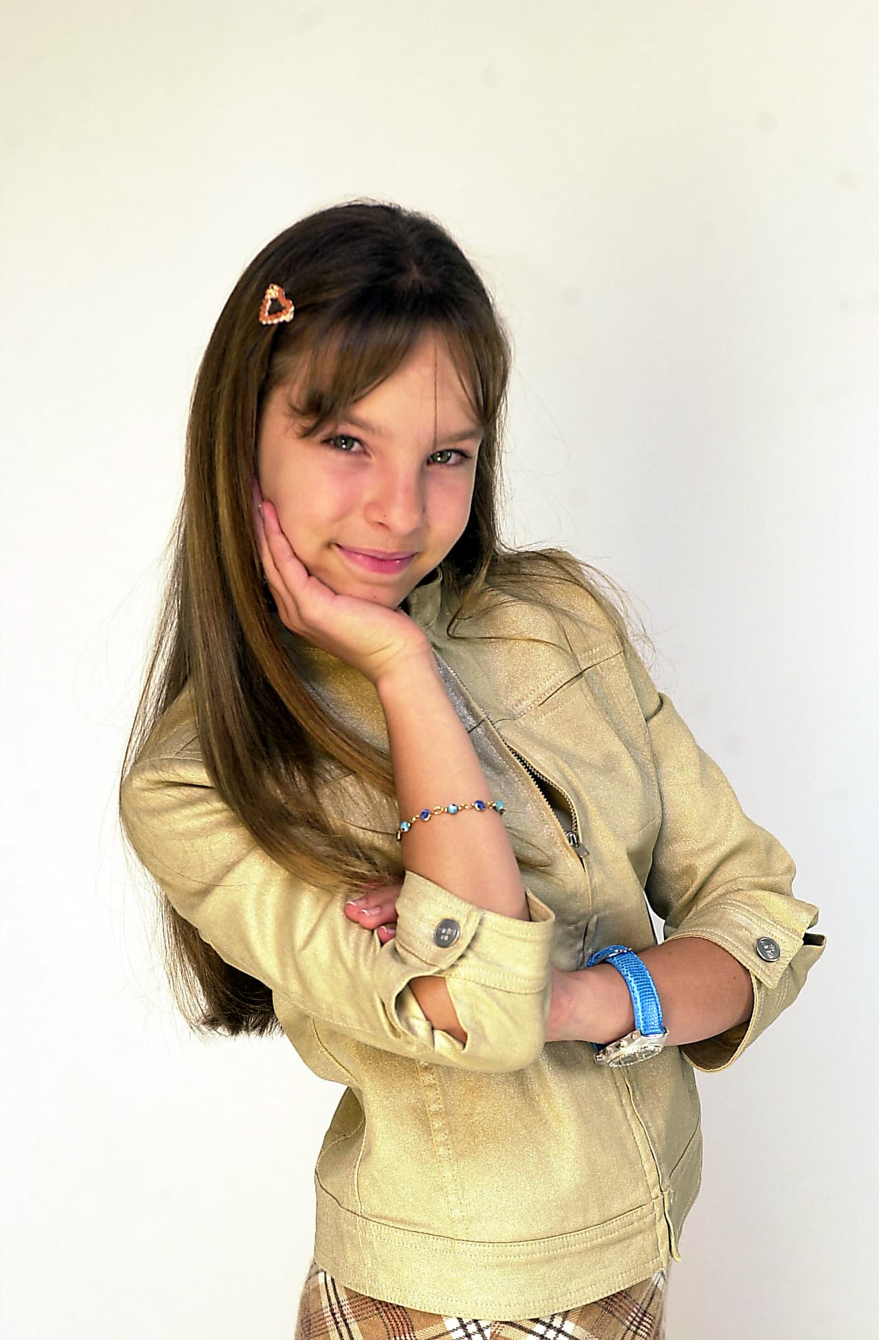 <b>Pasadores</b>
<br>Sencillo y dulce, sólo debes trazar una raya al medio y poner broches en cada lado, existen de diferentes tamaños, colores y material. Una vez más la compositora nos muestra cómo usarlo.