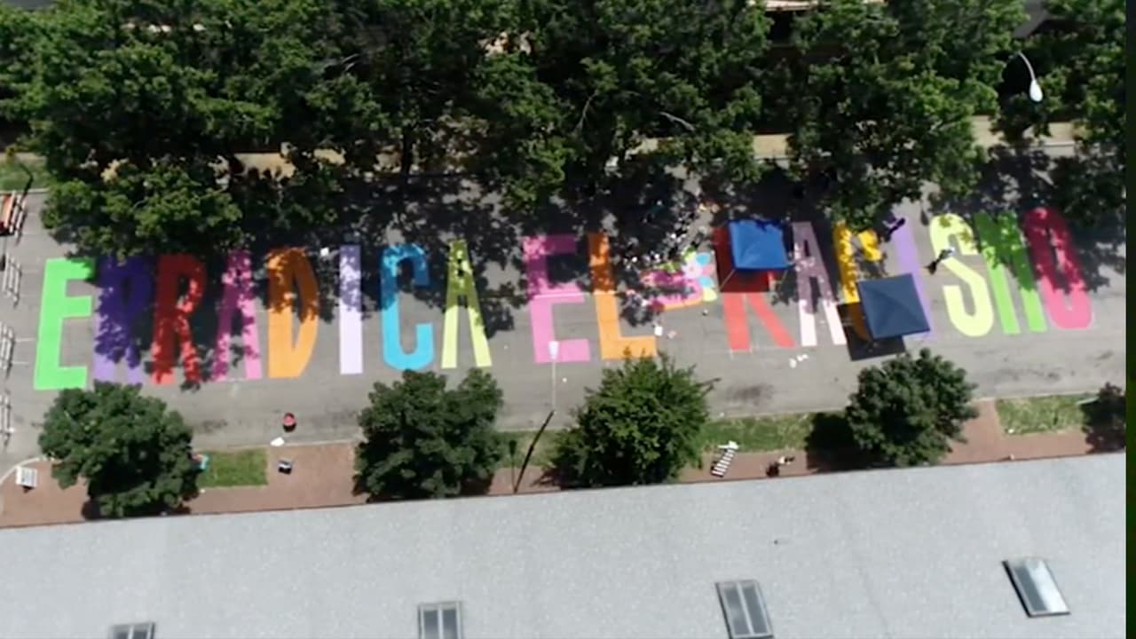 Miembros de la comunidad hispana en Raleigh, Carolina del Norte, pintaron un colorido mural en contra del racismo este domingo.