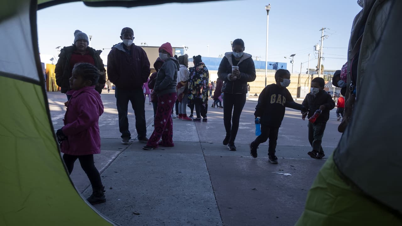 Hay preguntas que todavía no tienen respuesta sobre los cambios en la política migratoria implementados por el gobierno de Biden, incluyendo cómo los centroamericanos que regresaron a sus países volverán a la frontera entre Estados Unidos y México. Tampoco está claro cuánto tiempo llevará resolver todos los casos, de los cuales tienen prioridad los más antiguos.