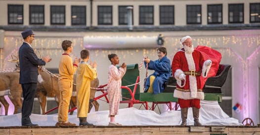 Al llegar al “Polo Norte”, los pasajeros desembarcan para ver a Papá Noel presentar el primer regalo de Navidad.