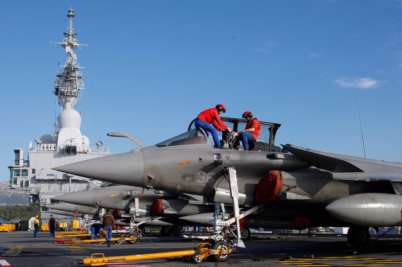 Soldados preparan un avión de guerra en el buque Charles de Gaulle
