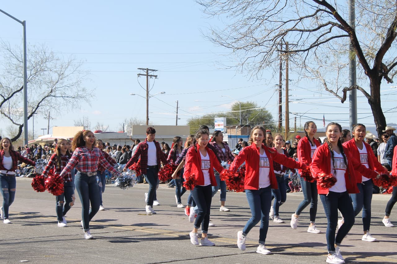 Grupos de bastoneras de diferentes escuelas engalanaron las calles en el Desfile de El Rodeo.