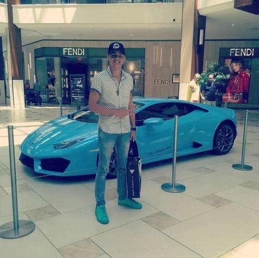 Su carro favorito es el Lamborgini.