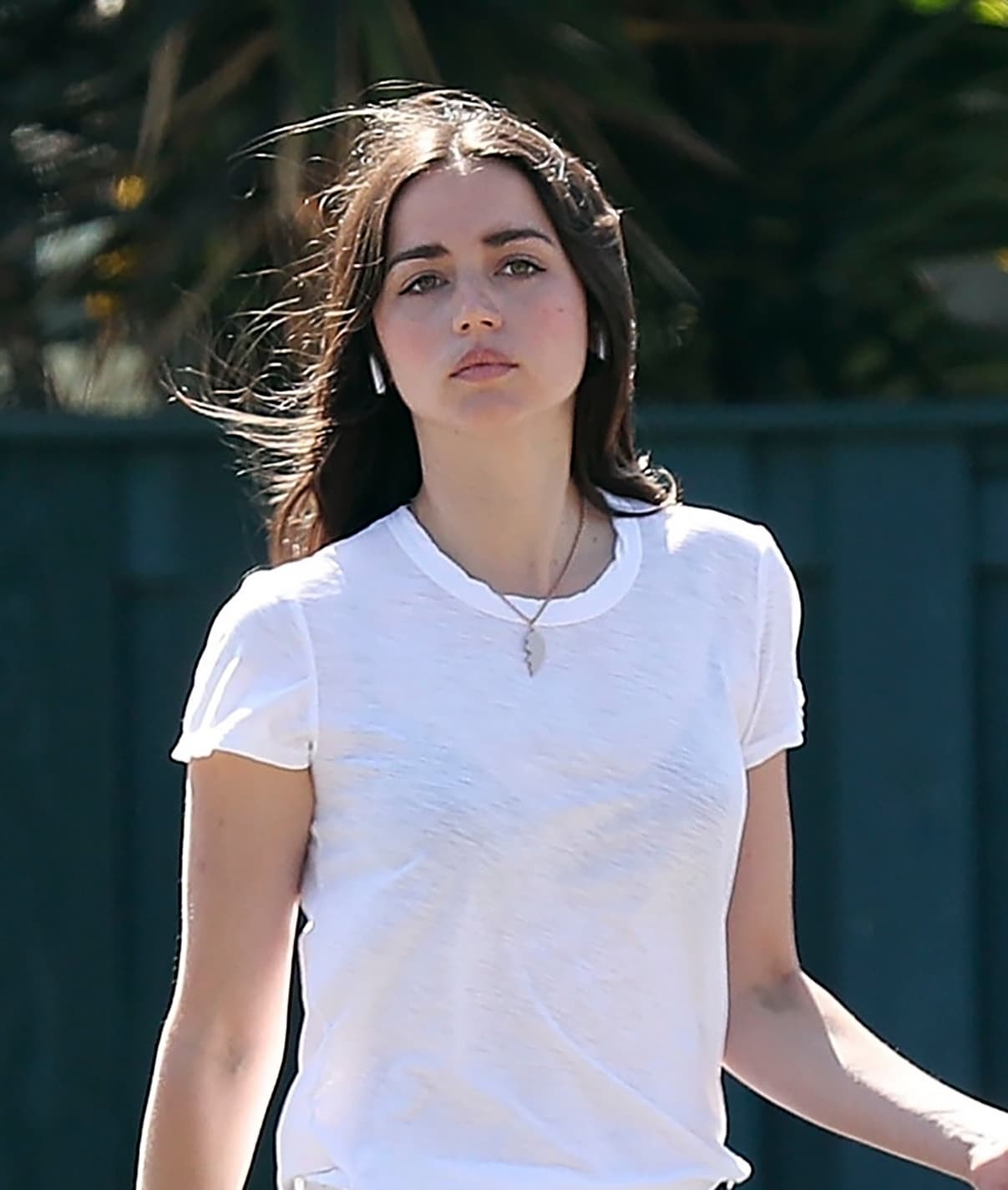 Aunque Ana ya había sido captando usando el dije, recientemente el actor de Hollywood lo mostró.
<br>