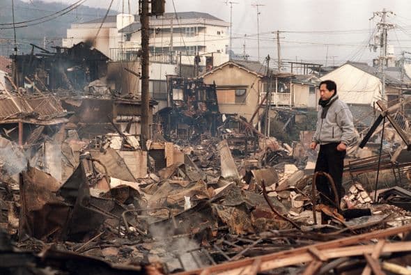 El 17 de enero de 1995 ocurrió el Gran Terremoto de Hanshin o de Kobe, de 7.3 grados en la escala de Richter. Alrededor de 6,434 personas perdieron la vida en este sismo. Fue el peor terremoto en Japón desde 1923 y ostenta el récord mundial en el Libro Guiness de los Récords como el desastre natural más costoso.