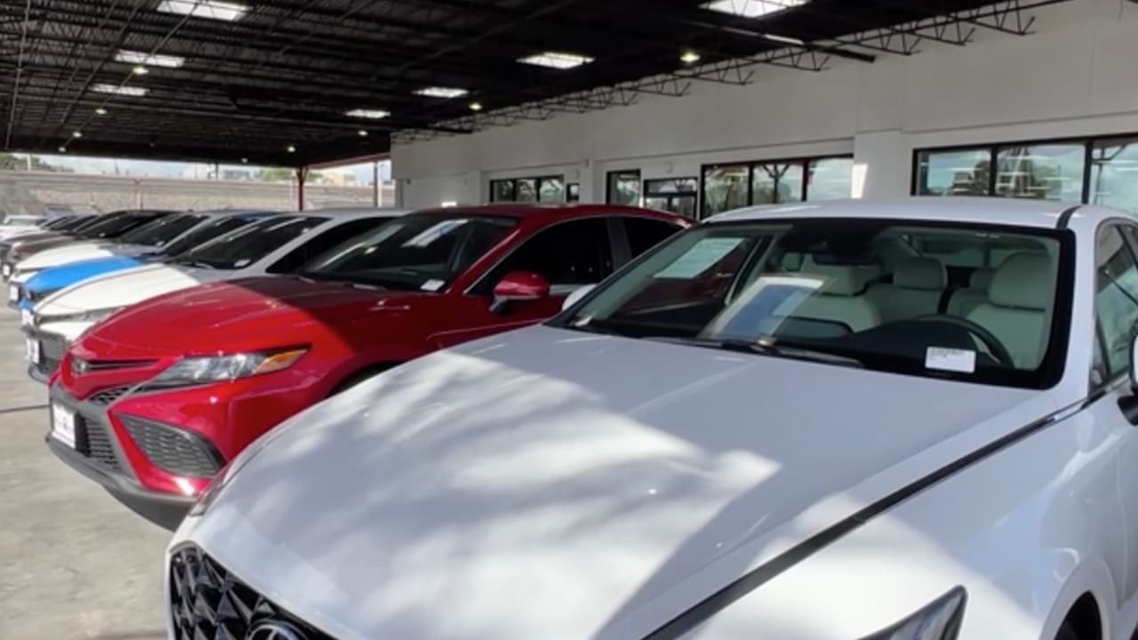 “Aunque si vas a remover alguna cobertura es importante que sepas del impacto que va a representar ese cambio, por ejemplo, saber si realmente podrías pagar $10,000 de tu bolsillo en caso de un accidente o si puedes comprar un auto nuevo en caso de que lo necesites”, explicó.