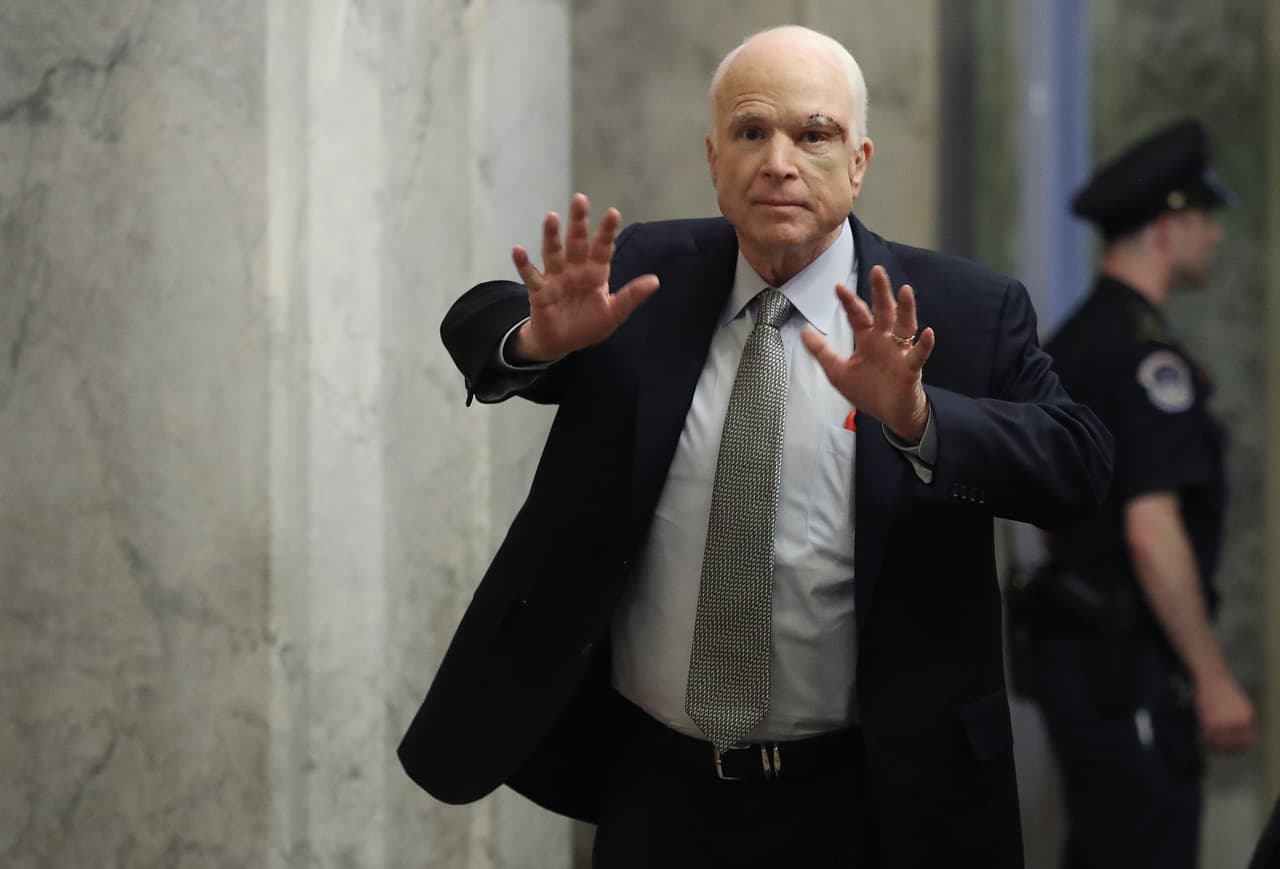 El senador por Arizona John McCain lleva litigando con Trump desde la campaña presidencial. El entonces candidato presidencial republicano dijo que McCain no debería ser considerado un héroe de guerra por el hecho de haber sobrevivido a un cautiverio de casi cinco años en Vietnam.