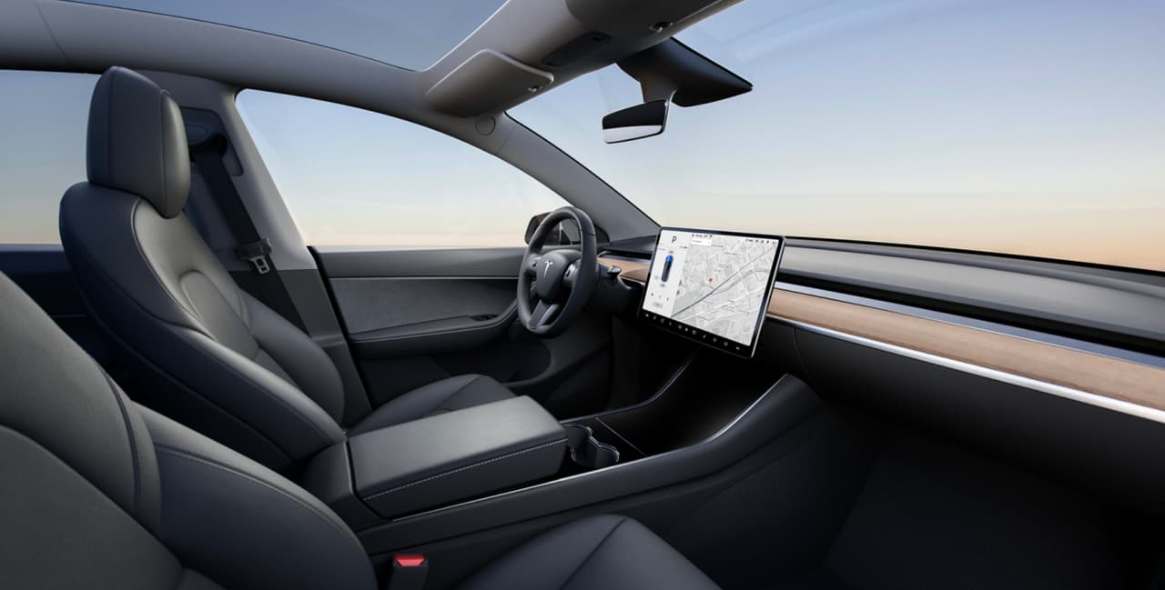 El estilo de la cabina de la Tesla Model Y replica el 
<b>tema minimalista</b> que se consigue en el interior del Tesla Model 3 en el que está basada, con todos sus instrumentos y controles centrados en una pantalla sensible al tacto en el centro de tablero. 
<br>
<br>Por cierto, pocos se han percatado del mensaje que esconde la secuencia de los nombres de los modelos de Tesla, ahora que el nuevo modelo completa la palabra; “
<b>S3XY</b>”. La razón por la que Tesla nunca bautizo su segundo modelo como 
<b>Model E</b>, es porque Ford registro el nombre a finales del 2013.