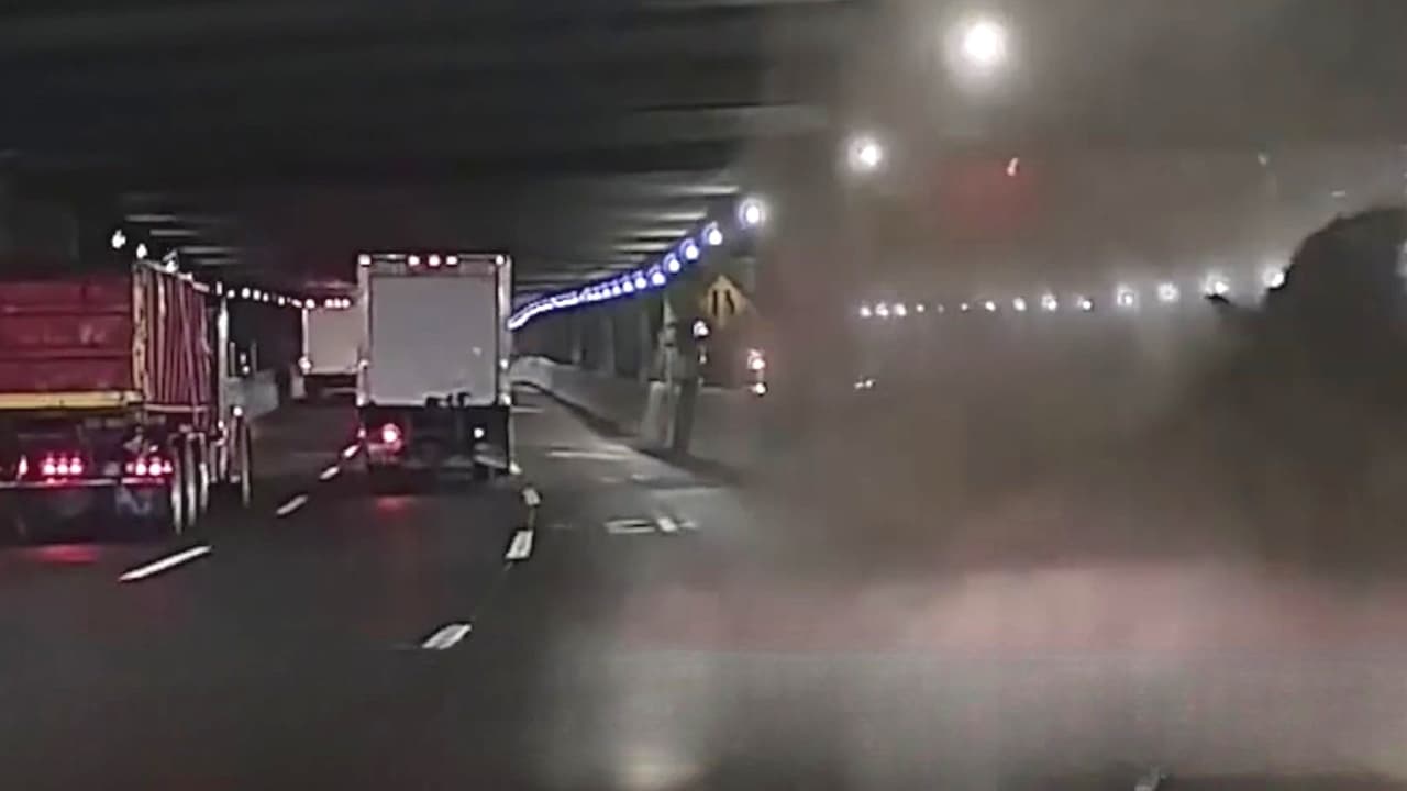 Caen escombros sobre otro carro cerca del puente George Washington; una persona resultó herida