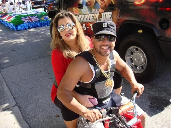 Miren que diferentes se ven aquí Harold y Luisa Fernanda del Show de Enrique Santos.