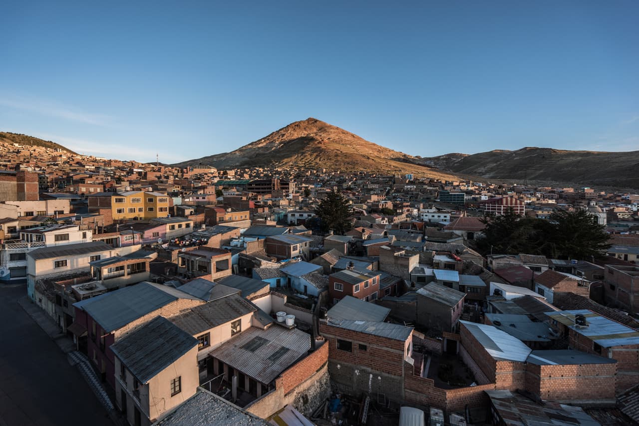 La ciudad de Potosí con el Cerro Rico de fondo.