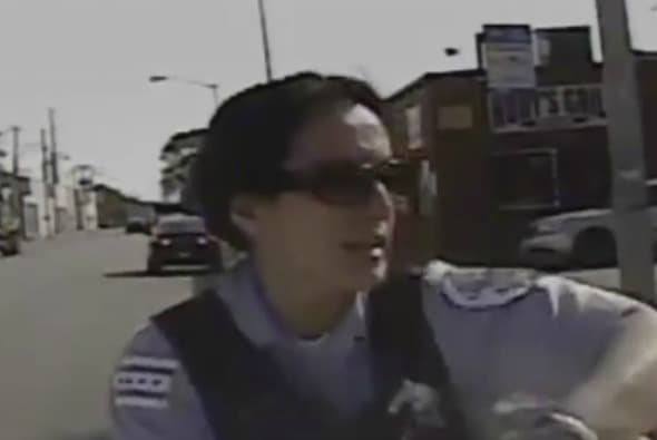 En medio de un tenso ambiente en el país por los casos de abusos policíacos, una 
<b><a href="http://www.univision.com/chicago/wgbo/noticias/policia/una-mujer-policia-de-chicago-prefirio-morir-a-golpes-que-convertirse-en-noticia-nacional" target="_blank">oficial de Chicago</a></b> prefirió ser brutalmente golpeada por un conductor al que intentaba arrestar. Luego admitió a sus superiores que no utilizó su arma
<b> </b>para defenderse por temor a ser criticada.