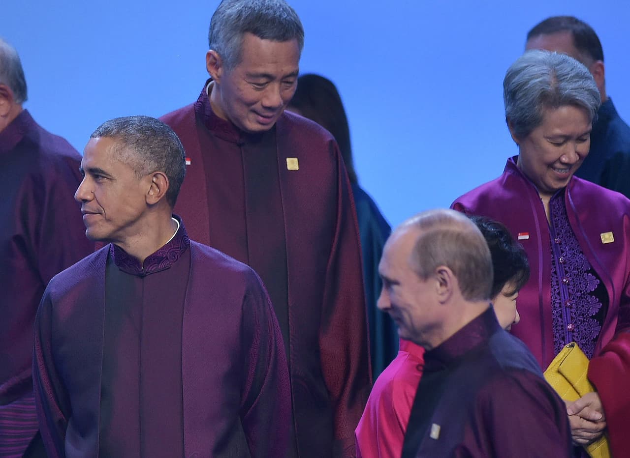 <b>El presidente Barack Obama fue, precisamente, uno de los que hizo chistes al respecto de la vestimenta advirtiendo a los líderes que él recibió en Hawaii en 2011 que pronto estarían "vestidos con camisas de flores y faldas de hierba". Pero no ocurrió, posaron con traje y corbata. Un intento quizás por romper con la costumbre. </b>En esta imagen del 2014 se ve a Obama y a su entonces par ruso Vladimir Putin poco antes de la foto de la cumbre de Beijing.