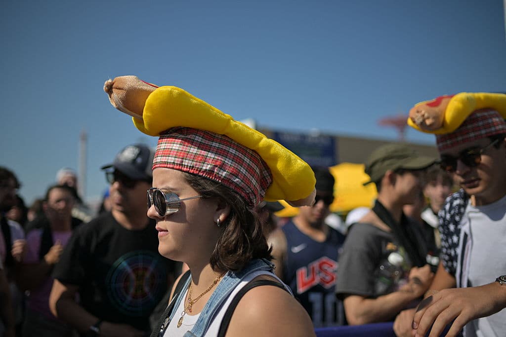 El concurso de comer hot dogs de Nathan's Famous es uno de los eventos más emblemáticos del Día de la Independencia de Estados Unidos, celebrándose anualmente el 4 de julio desde 1972.