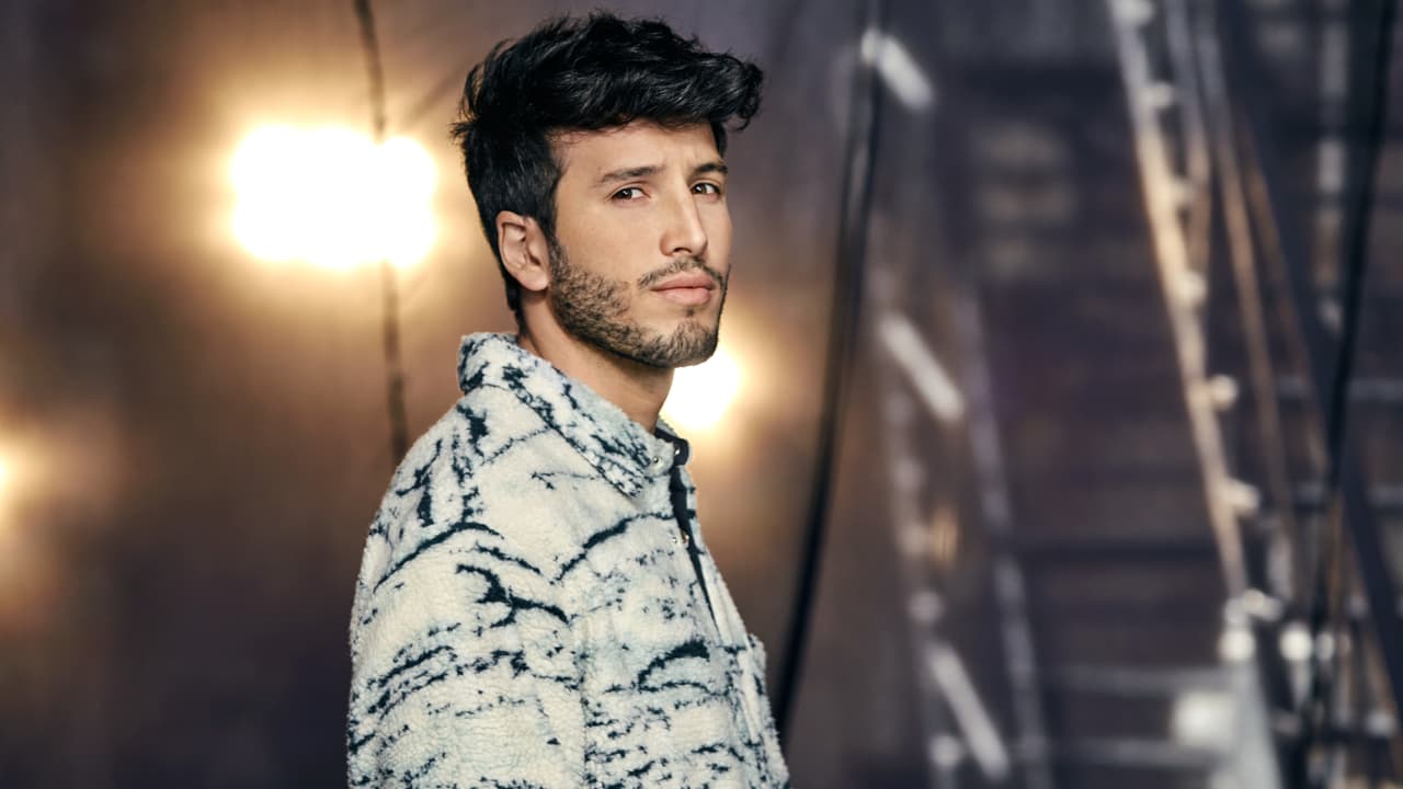 <h3 class="cms-H3-H3"><b>Sebastián Yatra</b></h3>
<br>El colombiano confirma su asistencia a Premio Lo Nuestro y sus seguidores ya esperan la interpretación de ‘Tacones Rojos’, su más reciente éxito. Está nominado este 2022 en cuatro categorías.