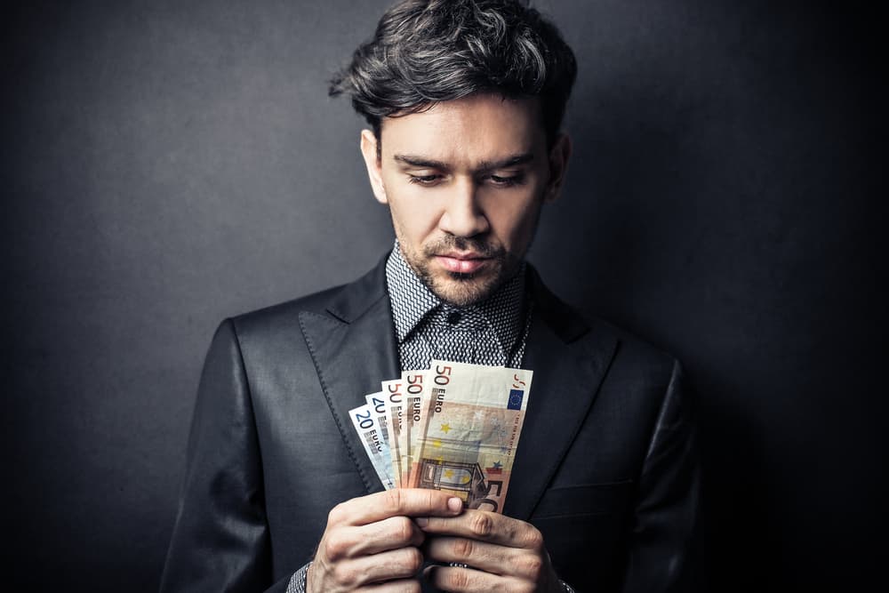 <b>Dinero</b>
<br>Aunque estás trabajando muy duro, tu relación con el dinero se está complicando, por el momento se recomienda no invertir en nada, no hacer compras en línea con proveedores dudosos, y si firmas contratos hay que revisarlos muy bien.