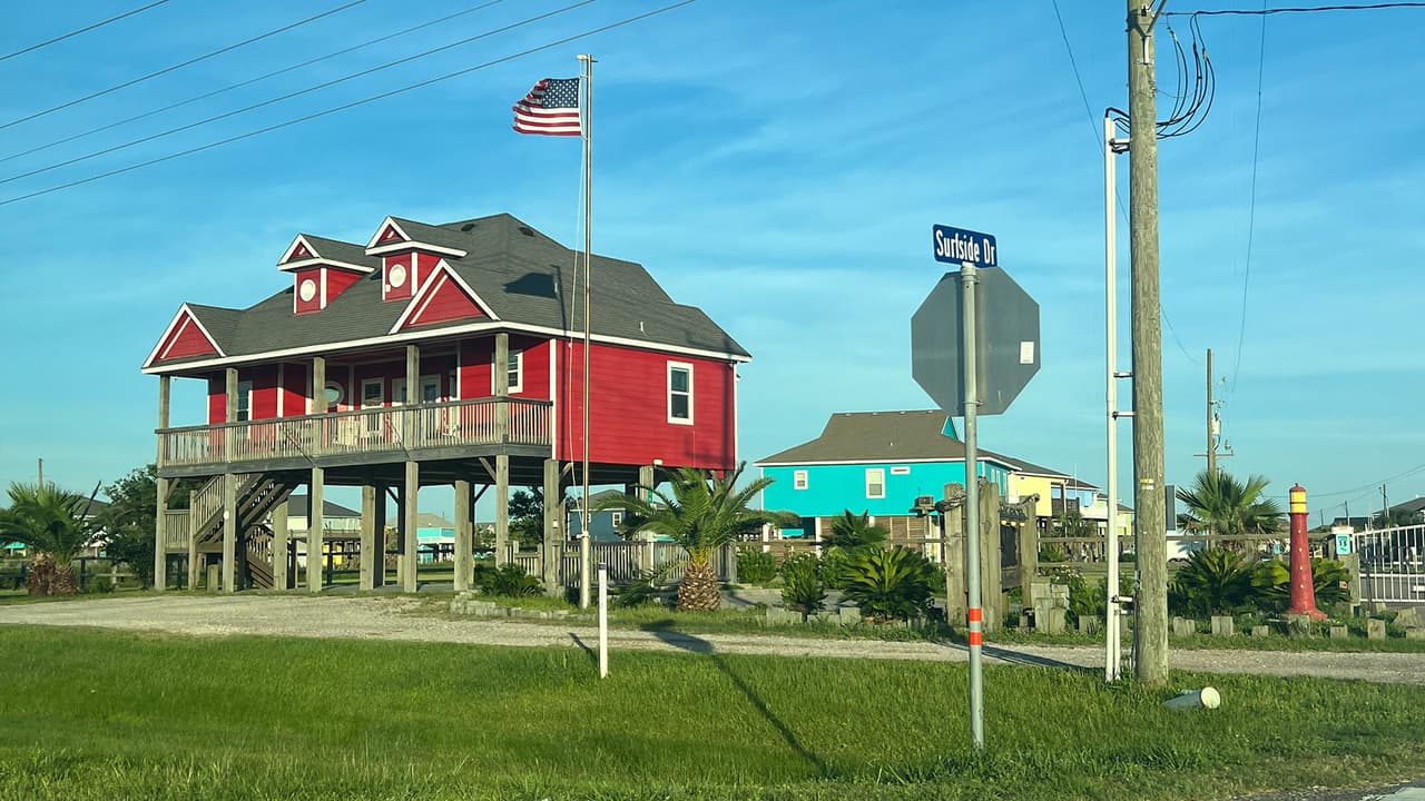 Antes de llegar a la playa, se pueden observar casas como esta que adornan el paisaje de la península.