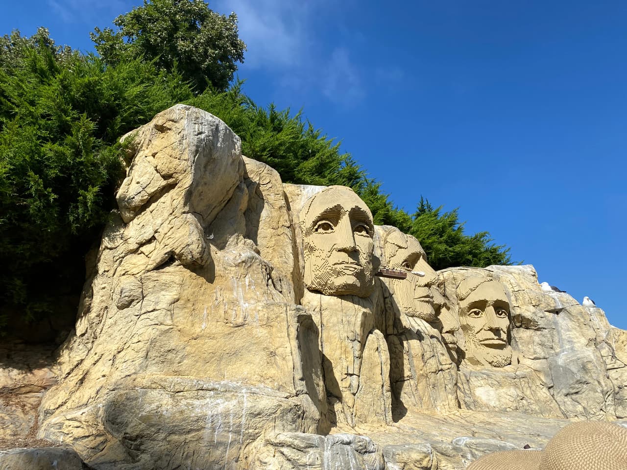 Y no podía faltar el Monumento Nacional Monte Rushmore. Si dudas de que todo lo que acabas de ver está construído con legos, te invitamos a que lo compruebes por ti mismo. Disfruta con responsabilidad y respeta la medidas para evitar contagios por 
<a href="https://www.univision.com/local/los-angeles-kmex/coronavirus-los-angeles">coronavirus en California</a>.