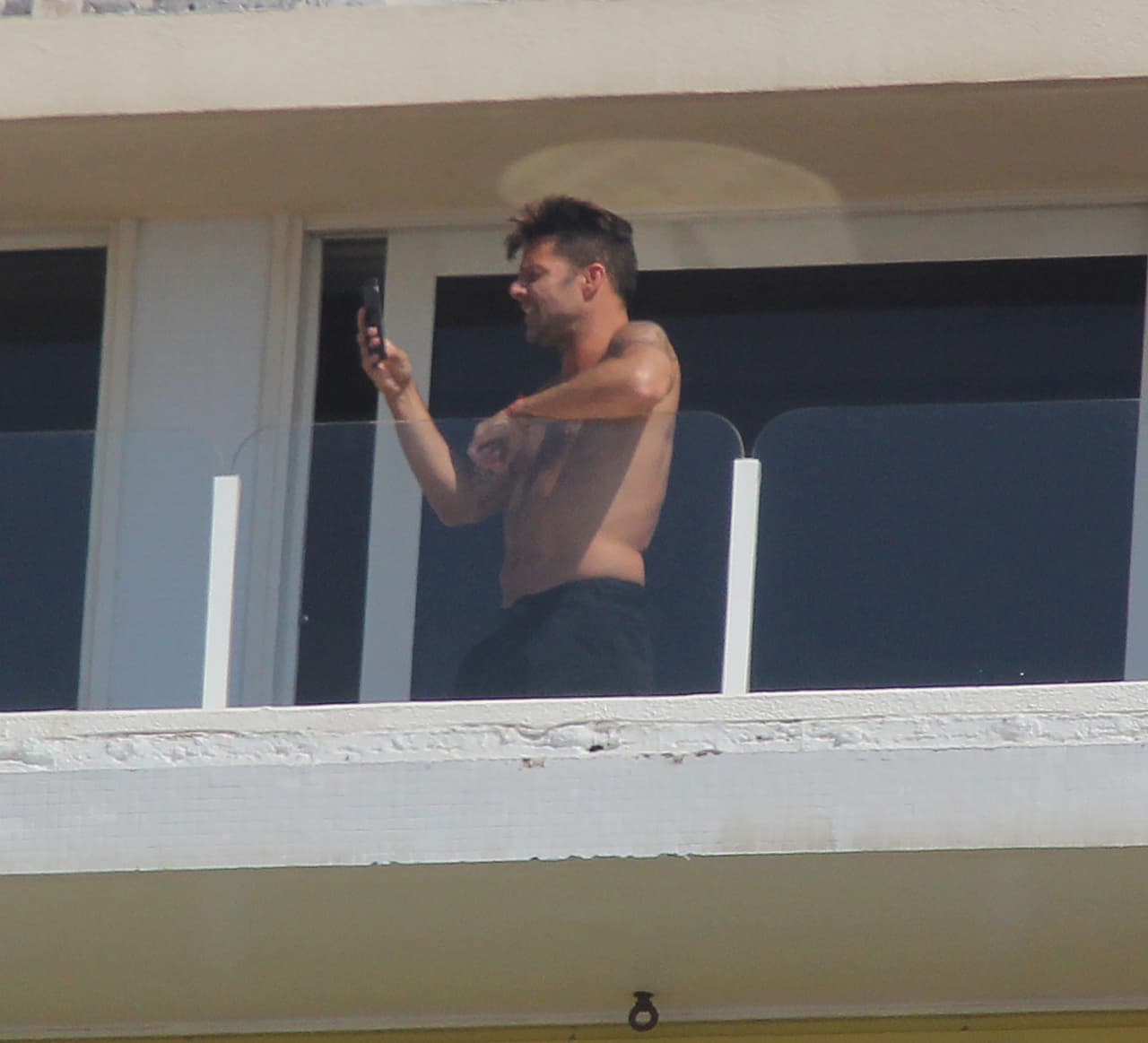 Estaba revisando su teléfono y haciendo un par de llamadas.