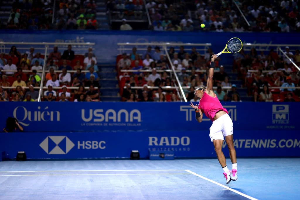 Rafael Nadal sirve durante el partido de primera ronda del Abierto Mexicano ante Mischa Zverev en Acapulco, en su debut en el torneo de este año, la edición 26 del evento.