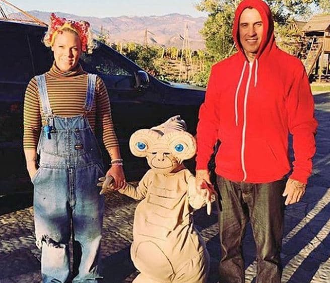 Siguiendo con la temática de las películas de Hollywood, está la opción de disfrazarse de ‘E.T.’, como Pink y su familia en el 2017.