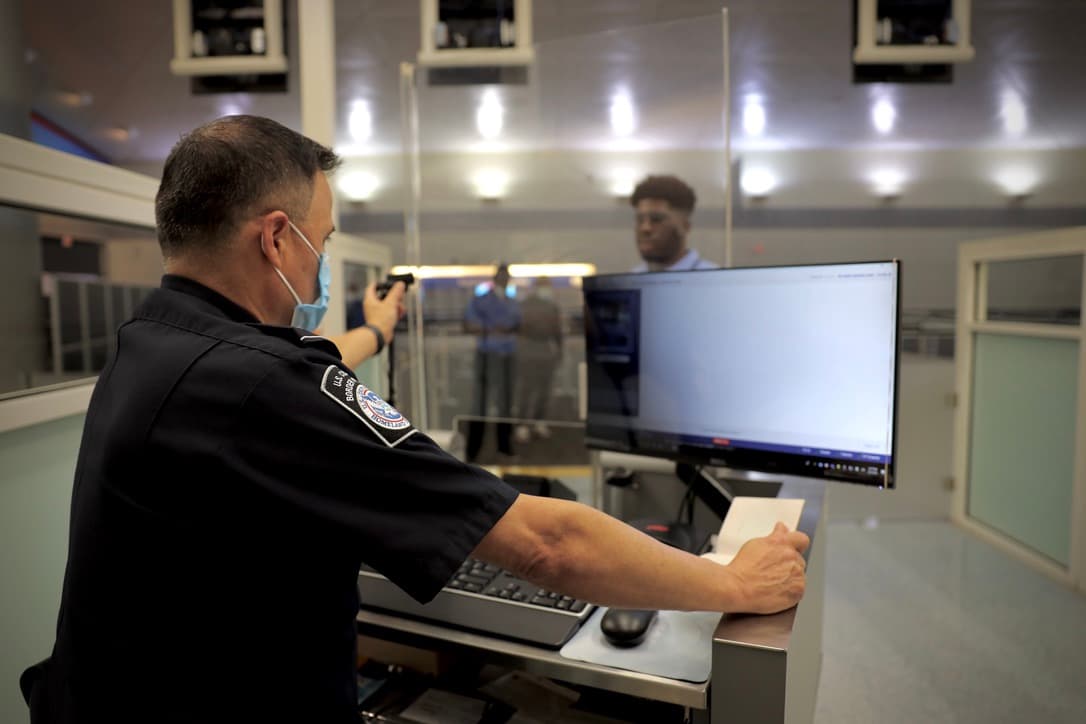 “CBP está empleando biometría facial para construir el mejor sistema de viaje de su clase 
<b>que facilita los viajes legales mientras mantiene los más altos estándares de seguridad y privacidad</b>”, dijo 
<a href="https://www.cbp.gov/newsroom/local-media-release/cbp-introduces-biometric-facial-comparison-technology-douglas-and-naco" target="_blank">Guadalupe H. Ramírez, directora de operaciones de campo de CBP</a> para la oficina de campo de Tucson. “
<b>La llegada simplificada mejorará la experiencia de viaje de los más de 800,000 peatones que ingresan a los Estados Unidos a través de Douglas y Naco cada año</b>”.
<br>