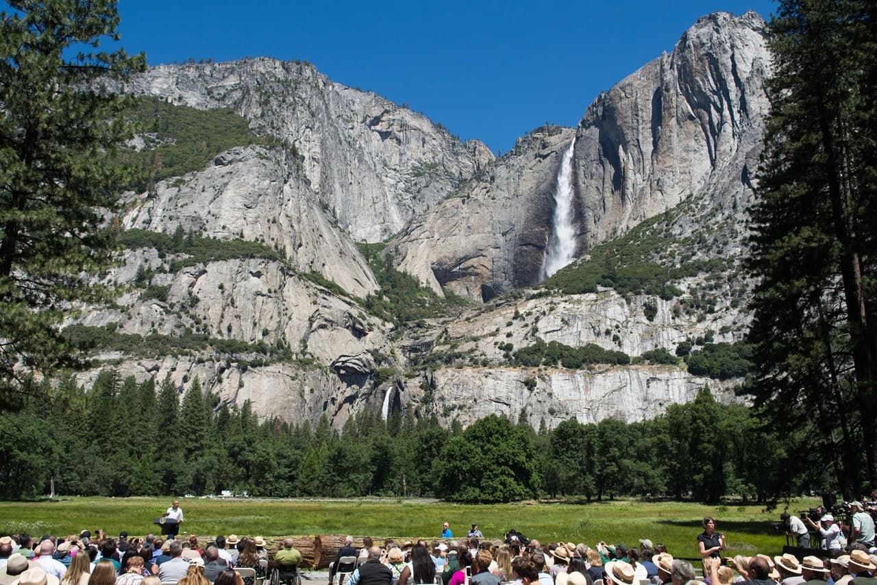 Con una caída de más de 2,000 pies, Yosemite es la cascada más alta de los EE. UU. Está ubicada en la Sierra Nevada de California y es una de las más visitadas del estado, especialmente a fines de la primavera cuando el flujo de agua está en su apogeo. Además, tiene muchos miradores impresionantes desde el parque y desde el sendero de Lower Falls.
<br>